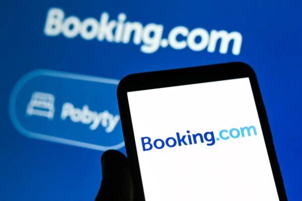 Booking.com vs Airbnb vs Expedia: Which One Really Saves You More Money?